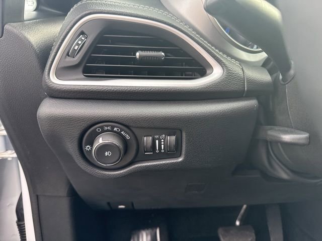 Used 2024 Chrysler Pacifica Touring image 29