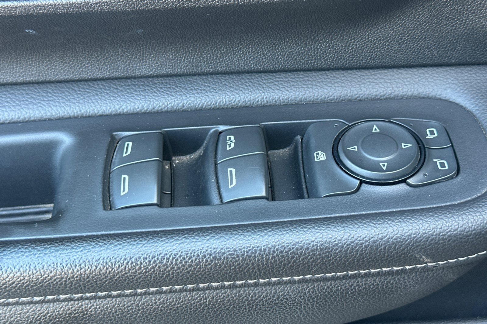 Used 2023 GMC Terrain SLT image 12