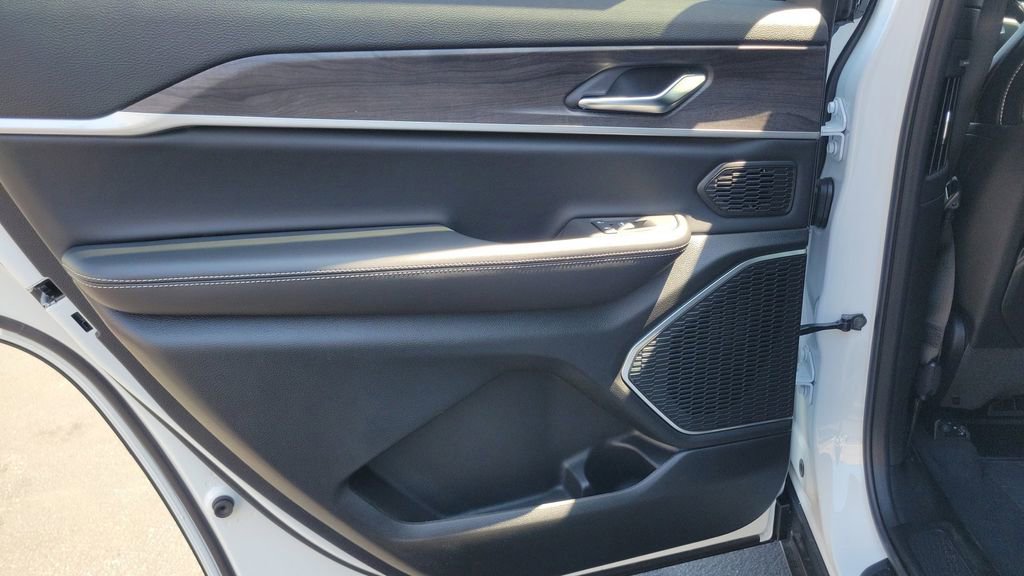 New 2025 Jeep Grand Cherokee L Limited w/ Black Appearance Package image 16