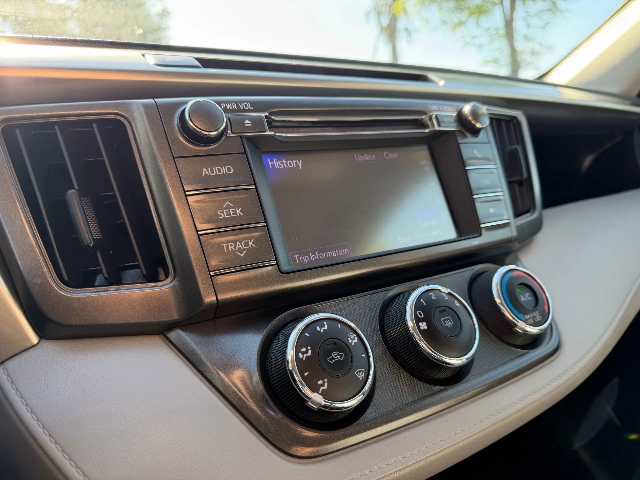 Used 2013 Toyota RAV4 LE image 28