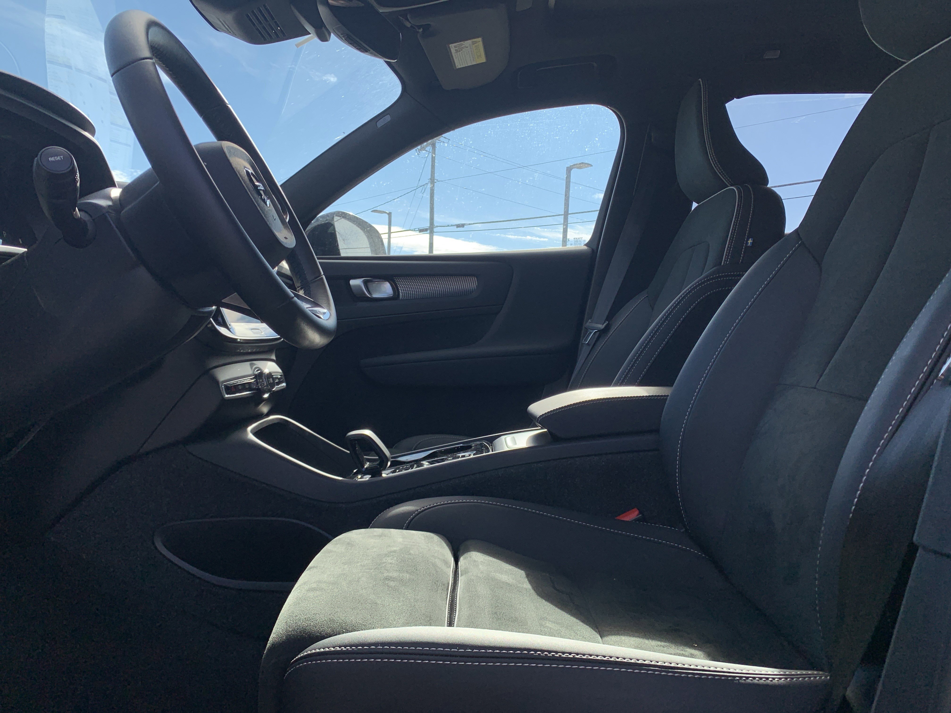 Used 2025 Volvo XC40 B5 Plus image 16