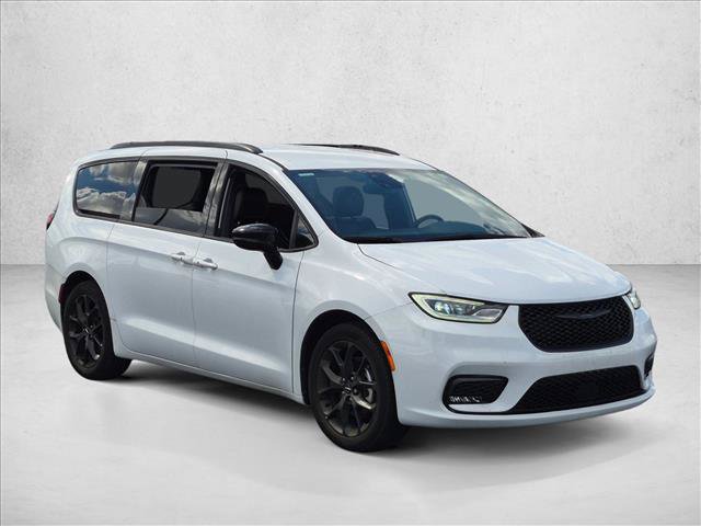 Used 2024 Chrysler Pacifica Touring-L w/ S Appearance Package FWD image 3