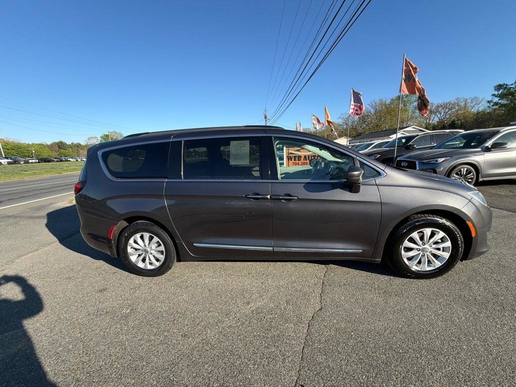 Used 2017 Chrysler Pacifica Touring-L image 13