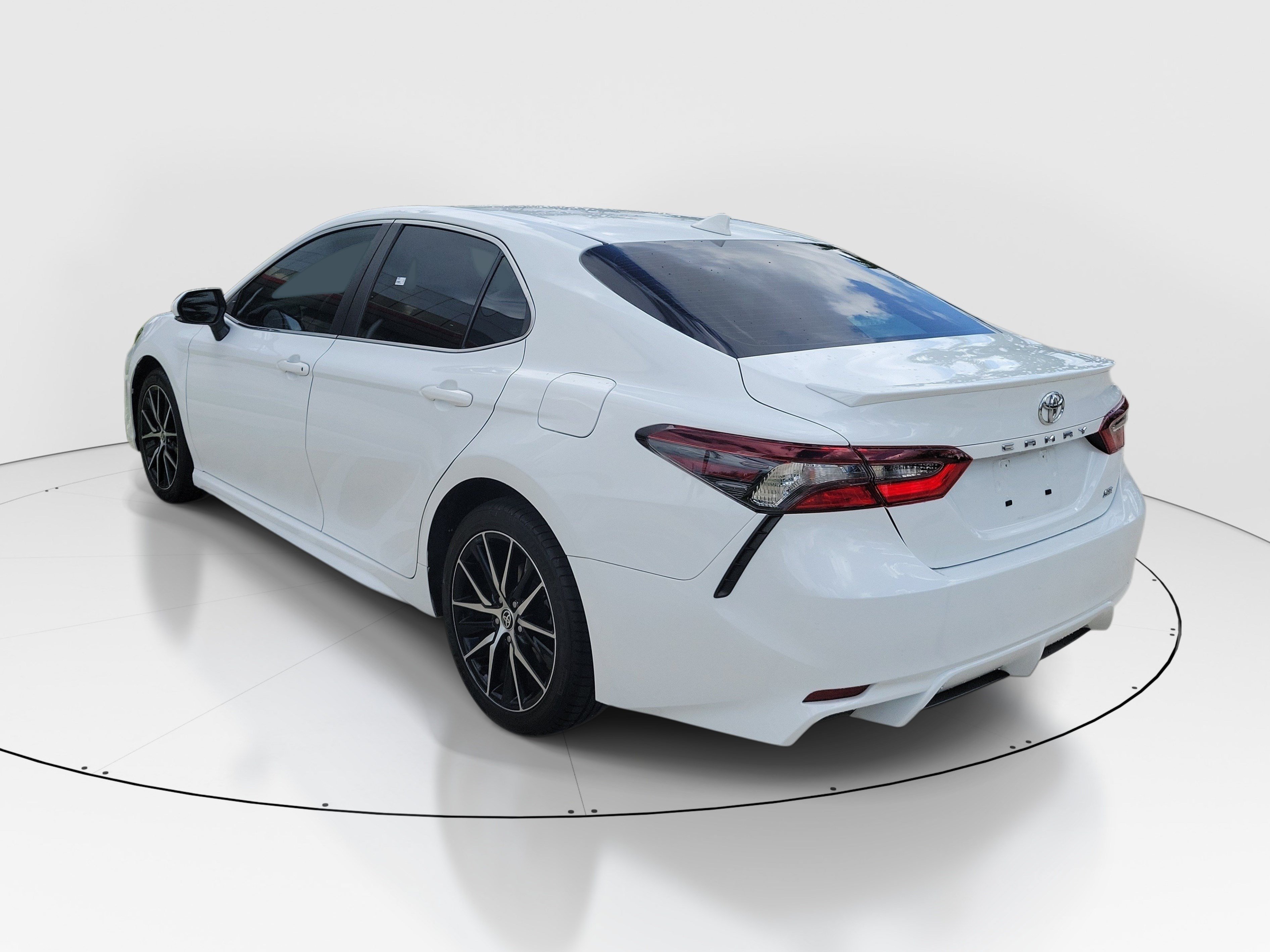 Used 2023 Toyota Camry SE w/ Convenience Package FWD image 5