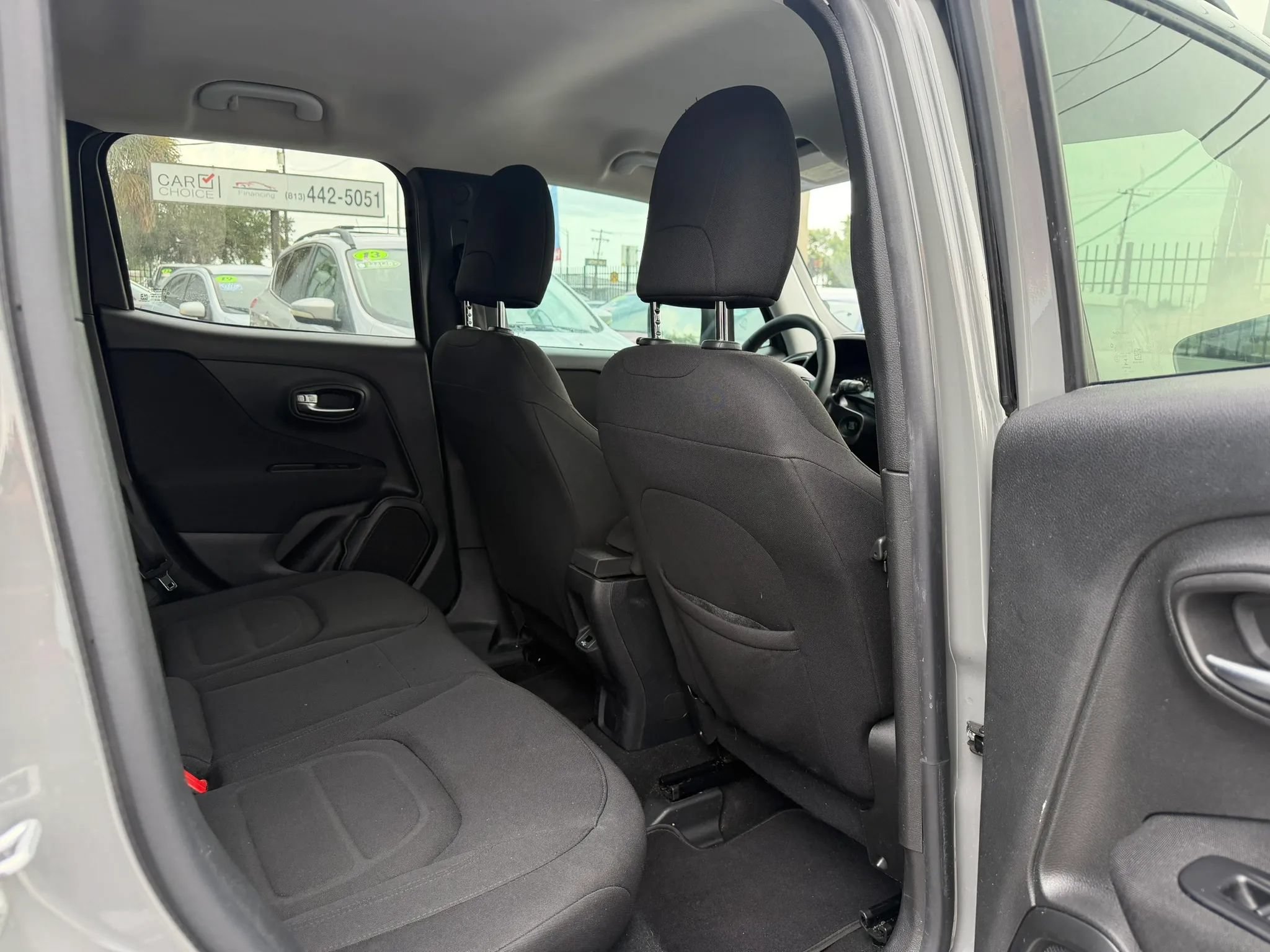 Used 2019 Jeep Renegade Latitude FWD image 12