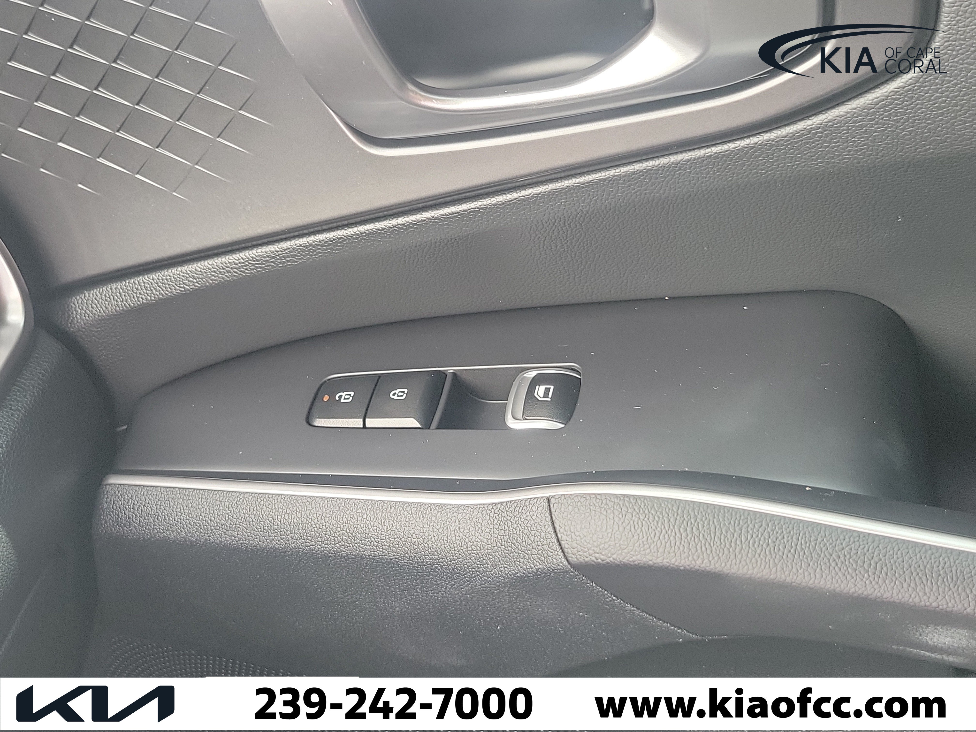 Certified 2025 Kia Sorento LX FWD image 31