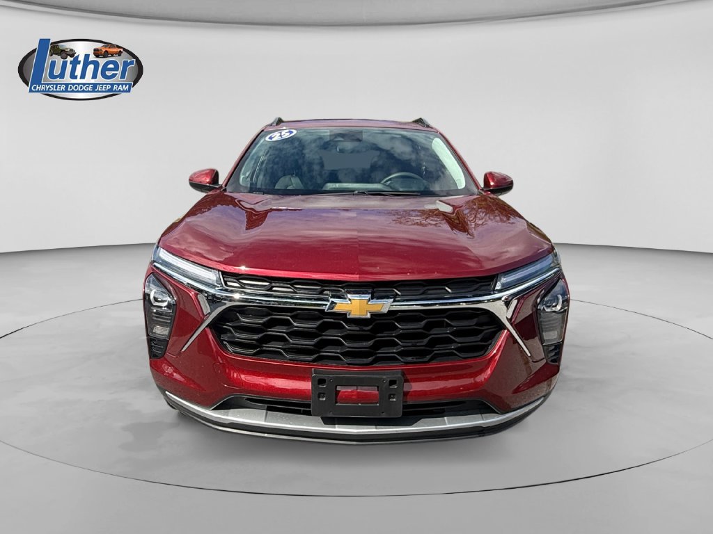 Used 2025 Chevrolet Trax LT FWD image 8