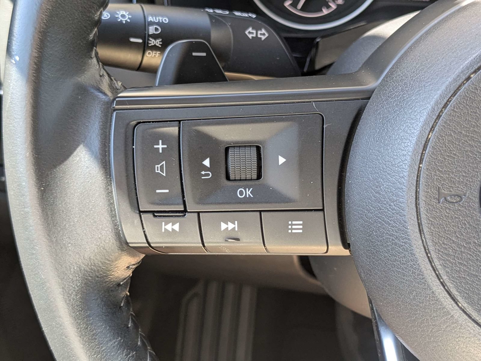 Used 2025 Nissan Pathfinder SV FWD image 29