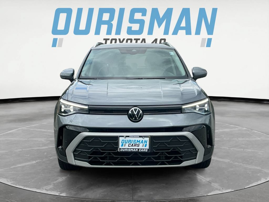 Used 2025 Volkswagen Taos SE FWD image 2