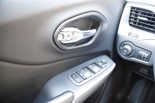 Used 2022 Jeep Cherokee Latitude w/ Sun & Sound Group AWD/4WD image 25