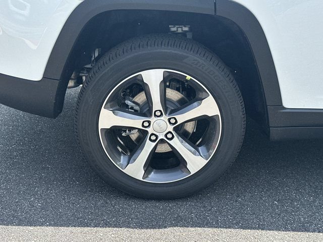 New 2026 Jeep Grand Cherokee Limited RWD image 16