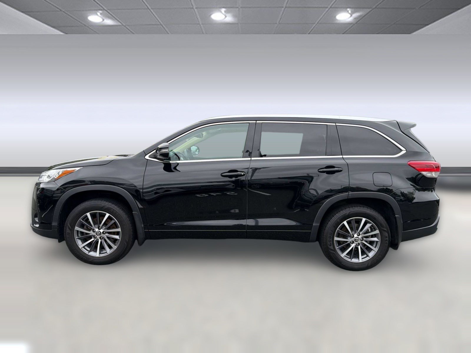 Used 2018 Toyota Highlander XLE AWD/4WD image 2