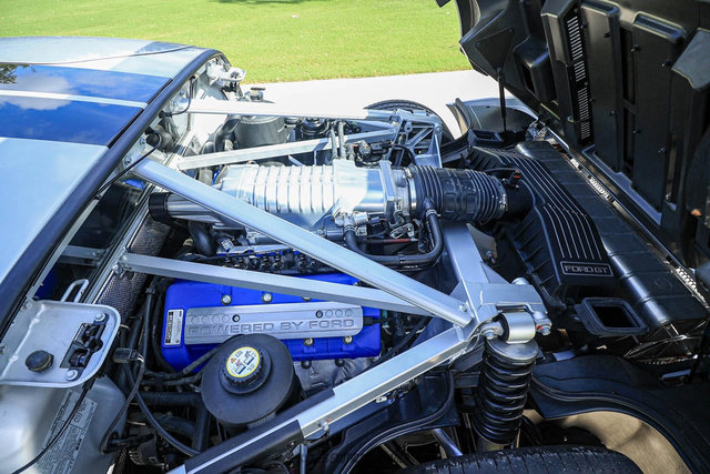 Used 2005 Ford GT RWD image 17