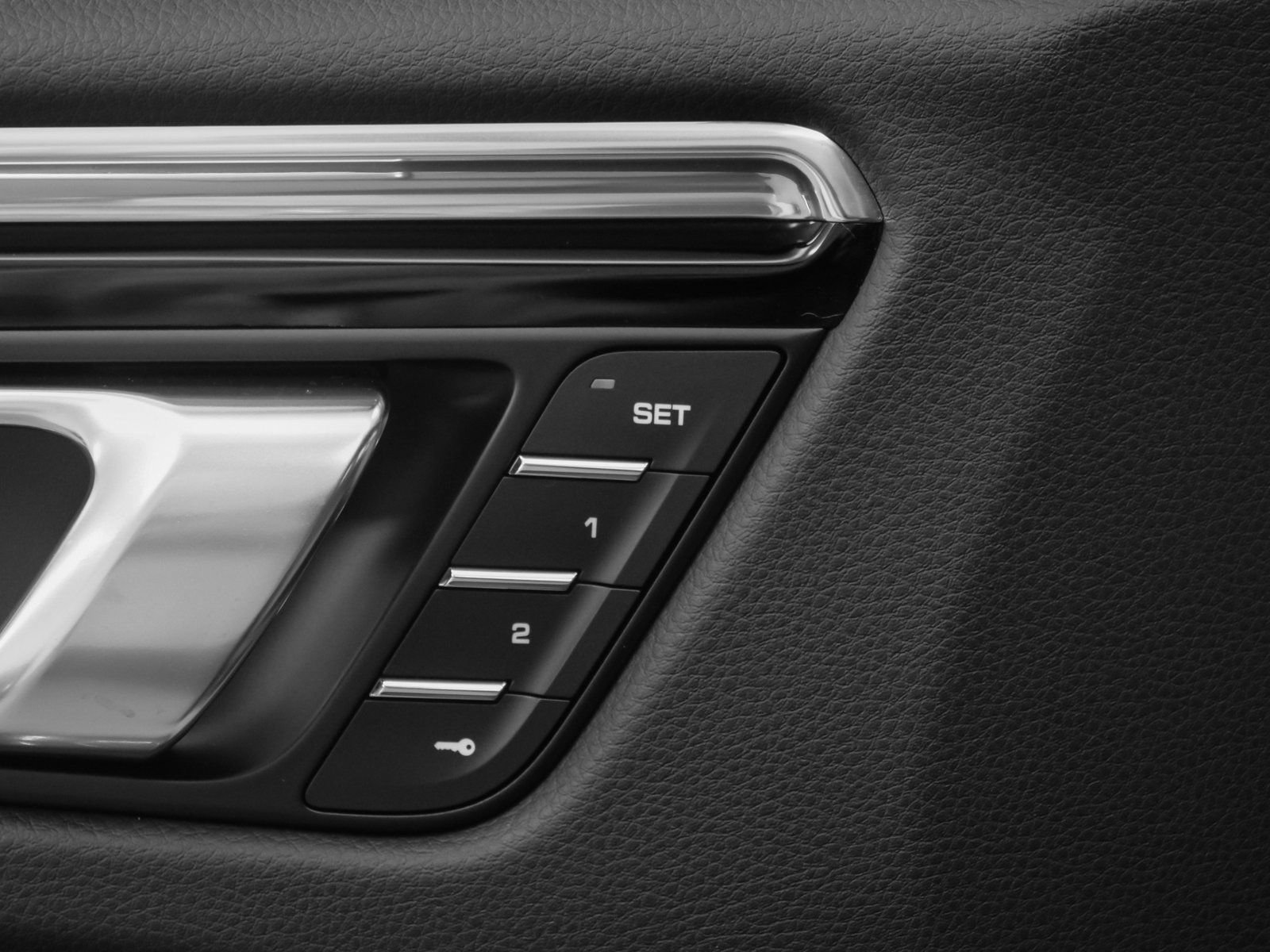 Used 2025 Porsche Macan image 24