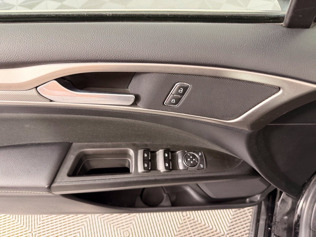 Used 2018 Ford Fusion SE w/ Fusion SE Technology Package FWD image 17
