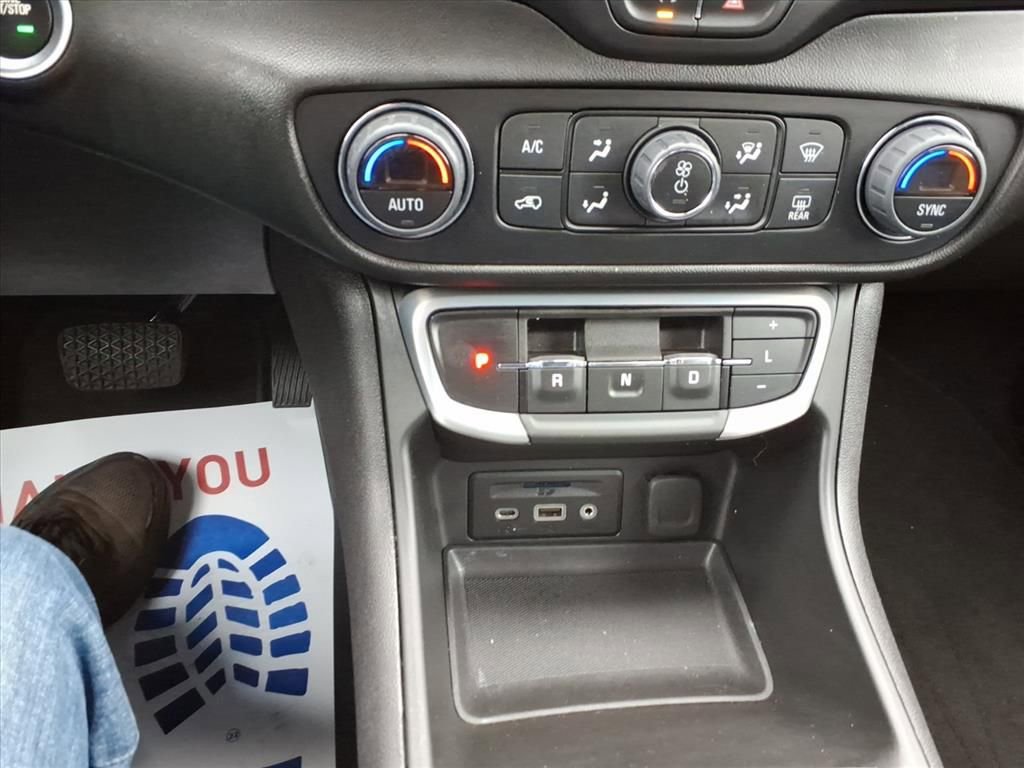 Used 2024 GMC Terrain SLT image 16