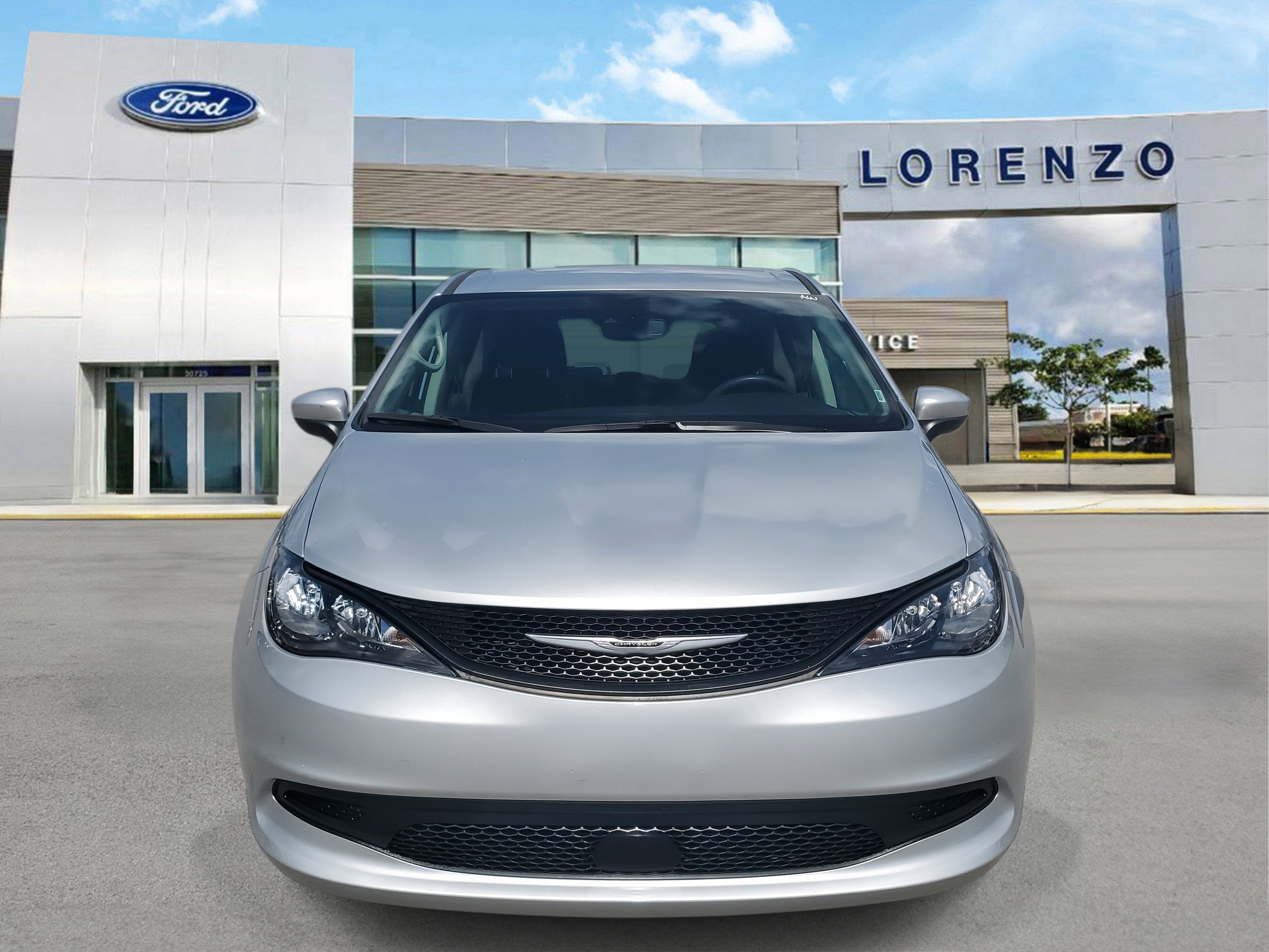 Used 2023 Chrysler Voyager LX image 2