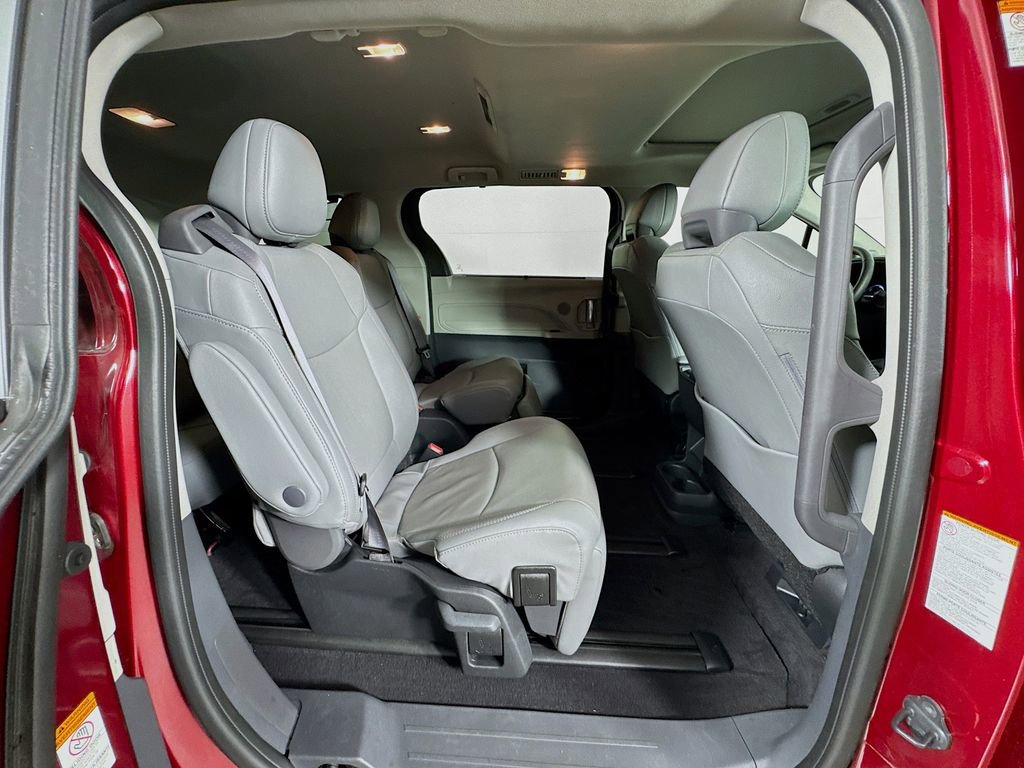 Used 2024 Toyota Sienna Limited image 35
