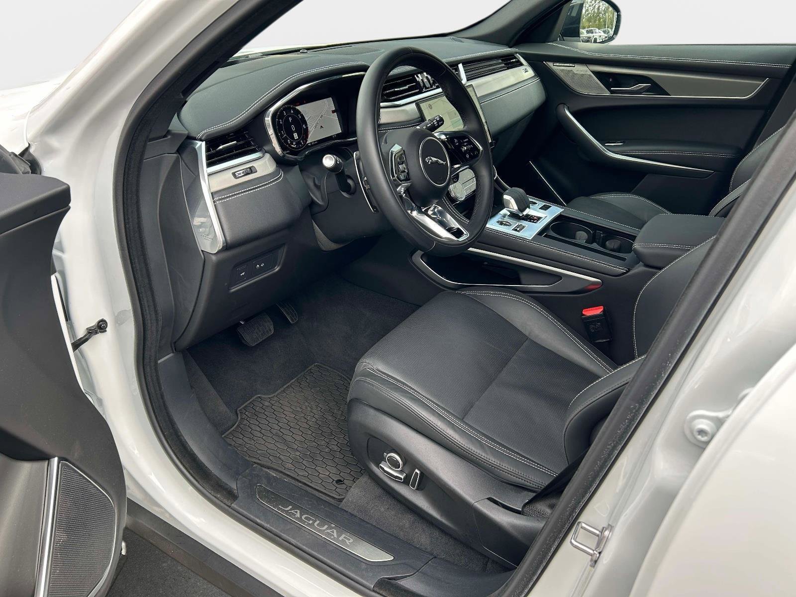 Used 2026 Jaguar F-PACE R-Dynamic S image 10