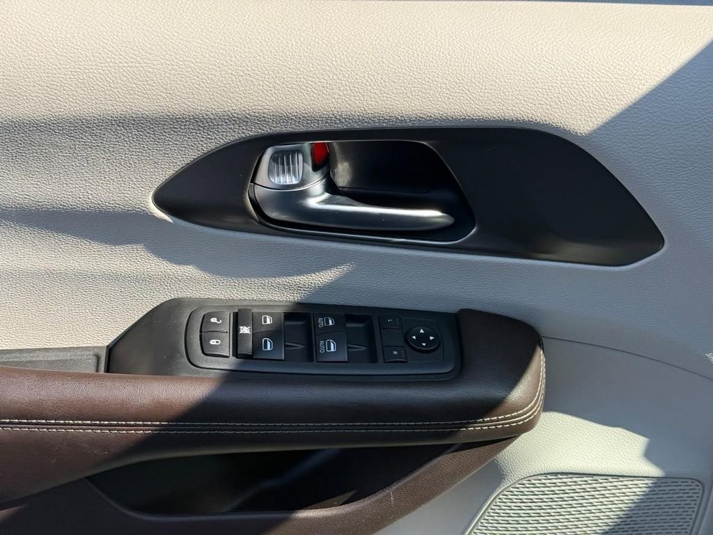 Used 2020 Chrysler Voyager LX image 13