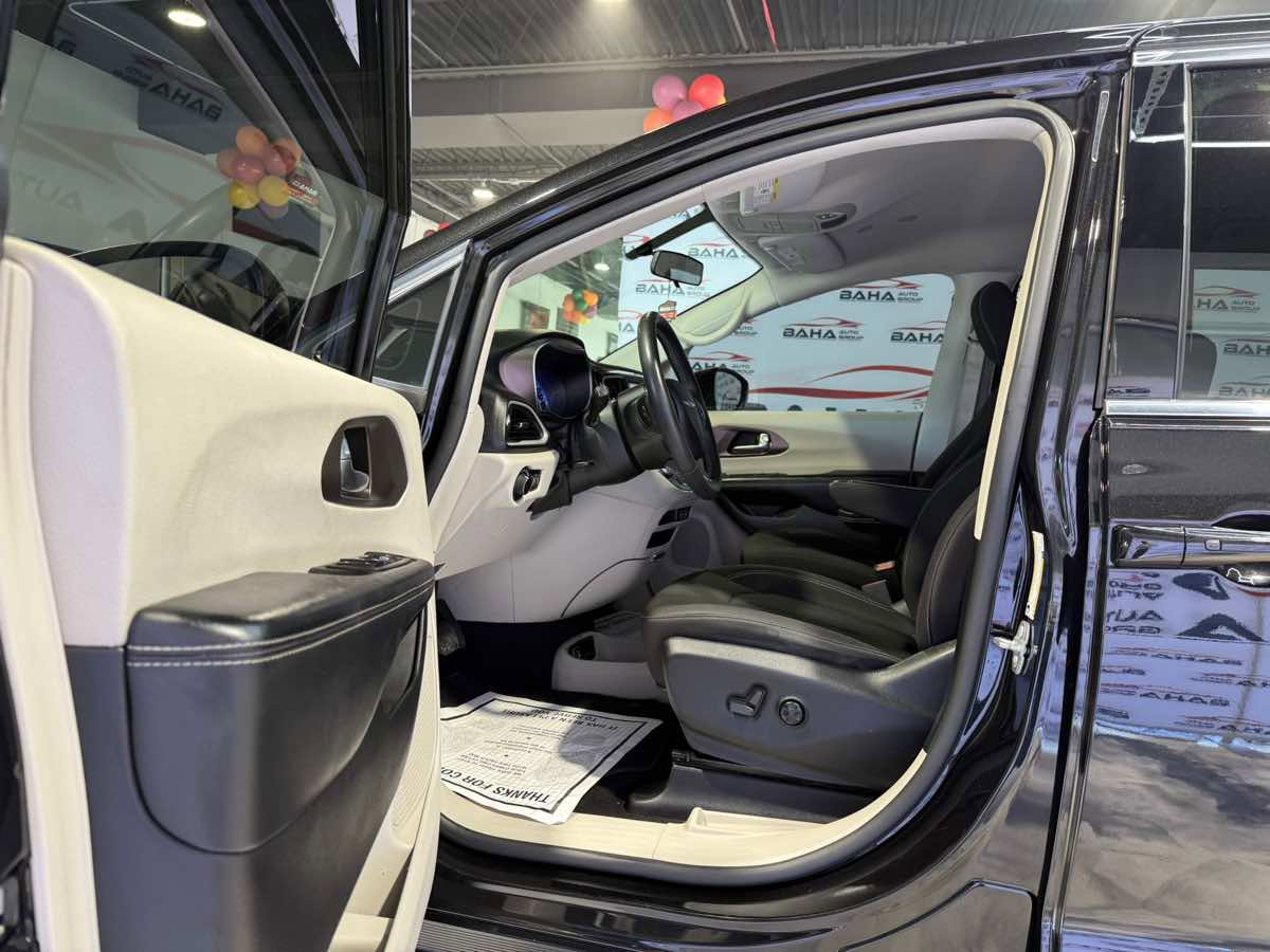 Used 2022 Chrysler Voyager LX image 11