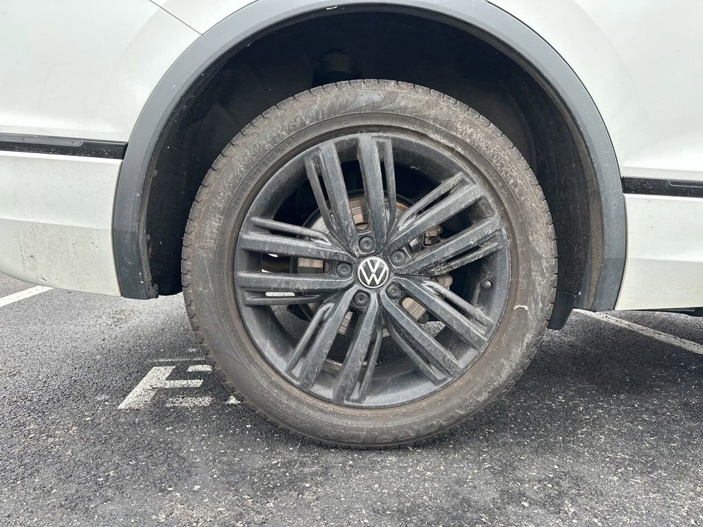 Used 2022 Volkswagen Tiguan SE R-Line image 9
