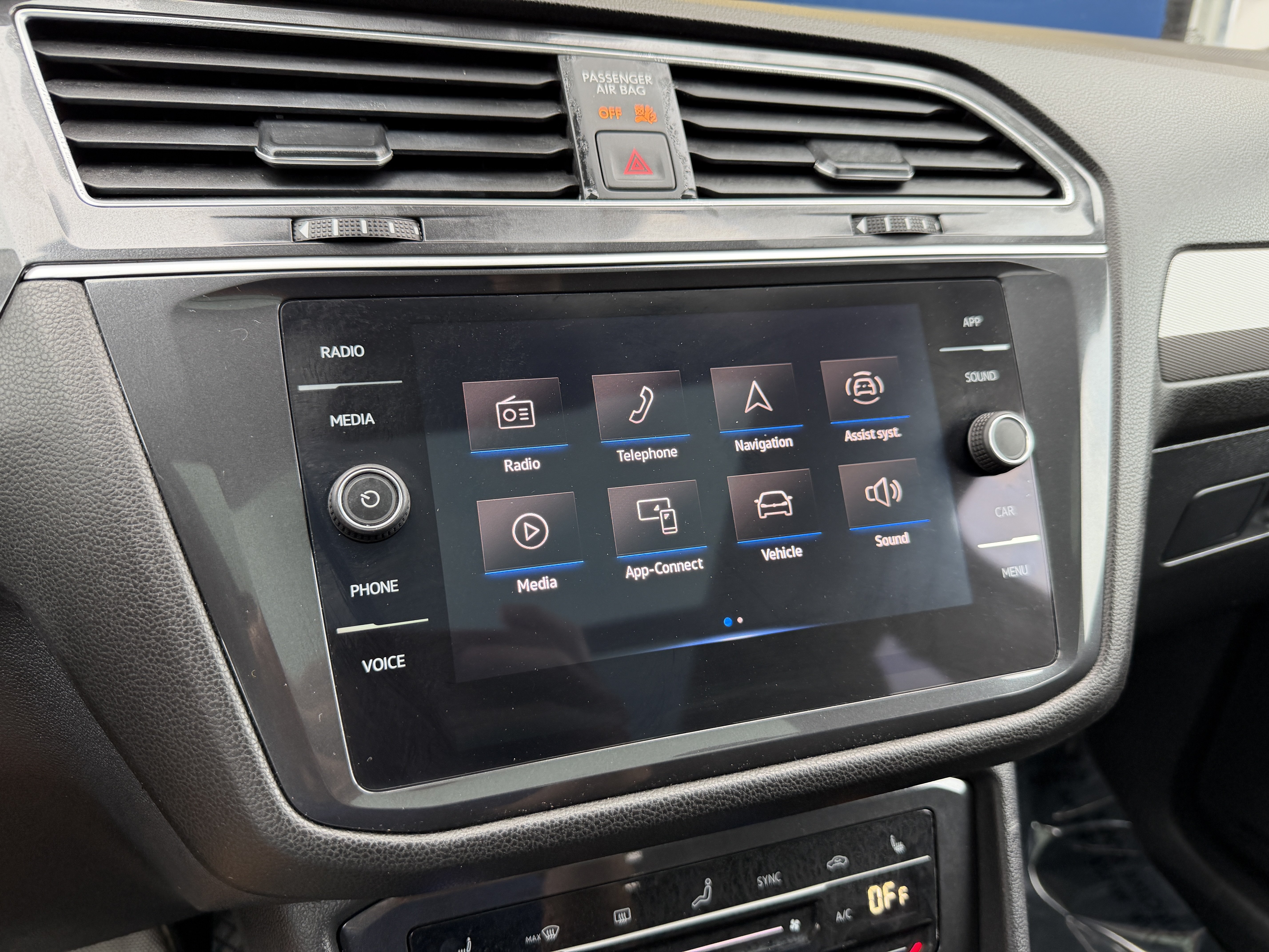Used 2023 Volkswagen Tiguan SE w/ Panoramic Sunroof Package FWD image 18