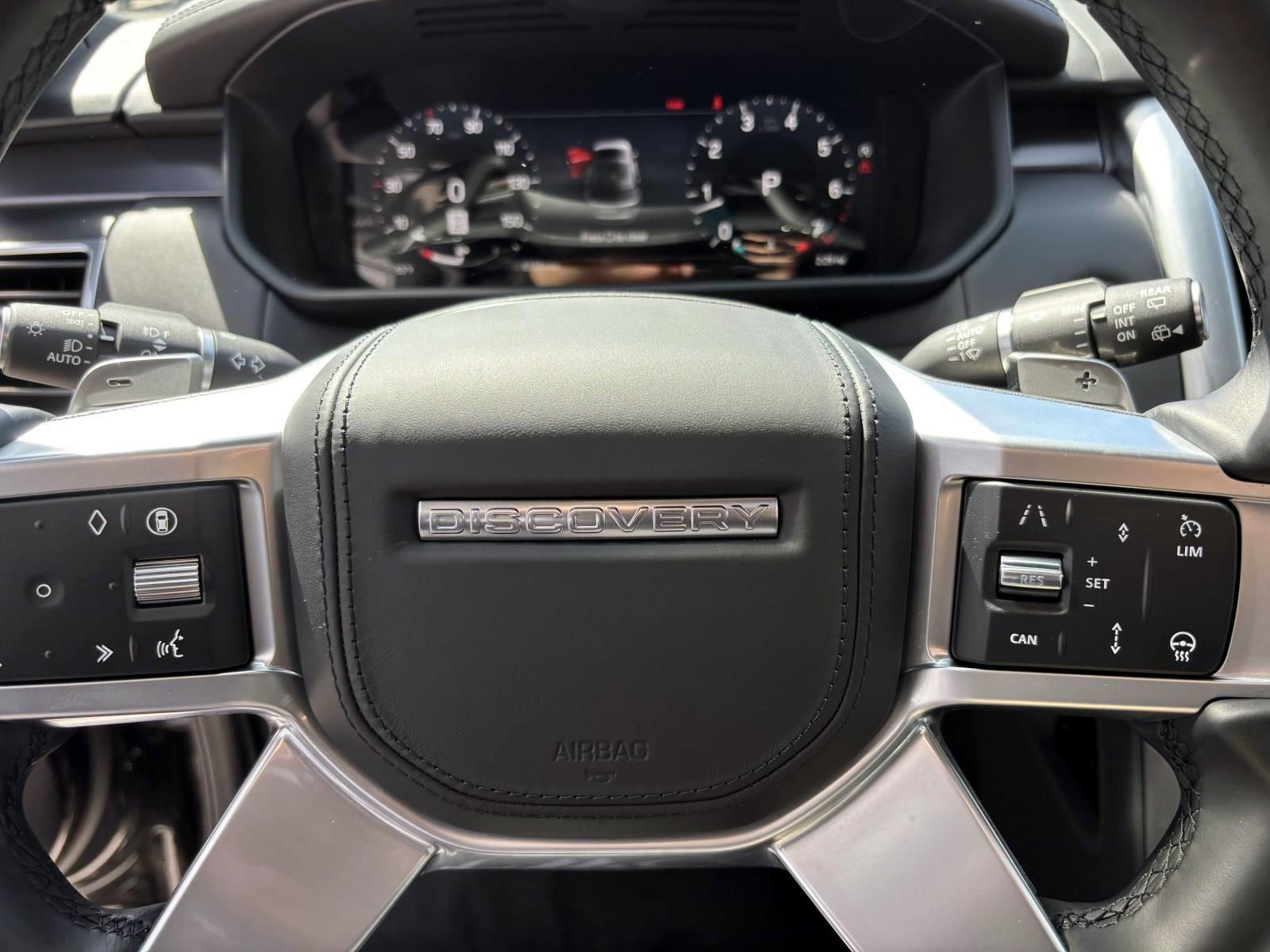 Used 2025 Land Rover Discovery Metropolitan Edition AWD/4WD image 15