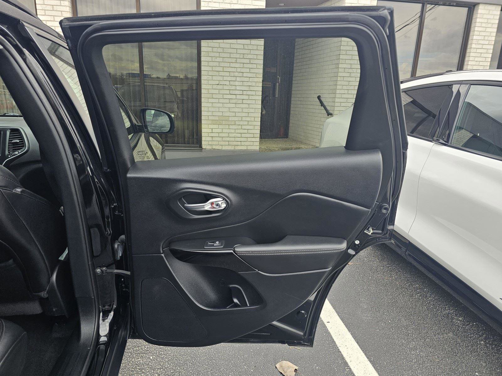 Used 2023 Jeep Cherokee Altitude Lux image 13