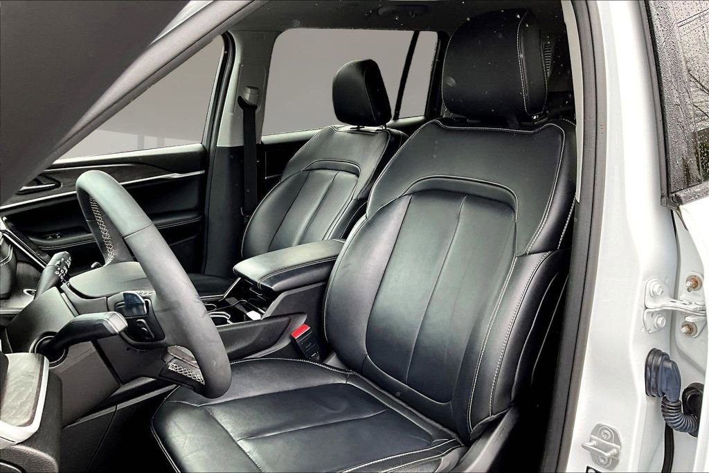 Used 2023 Jeep Grand Cherokee L Limited w/ Black Appearance Package image 21