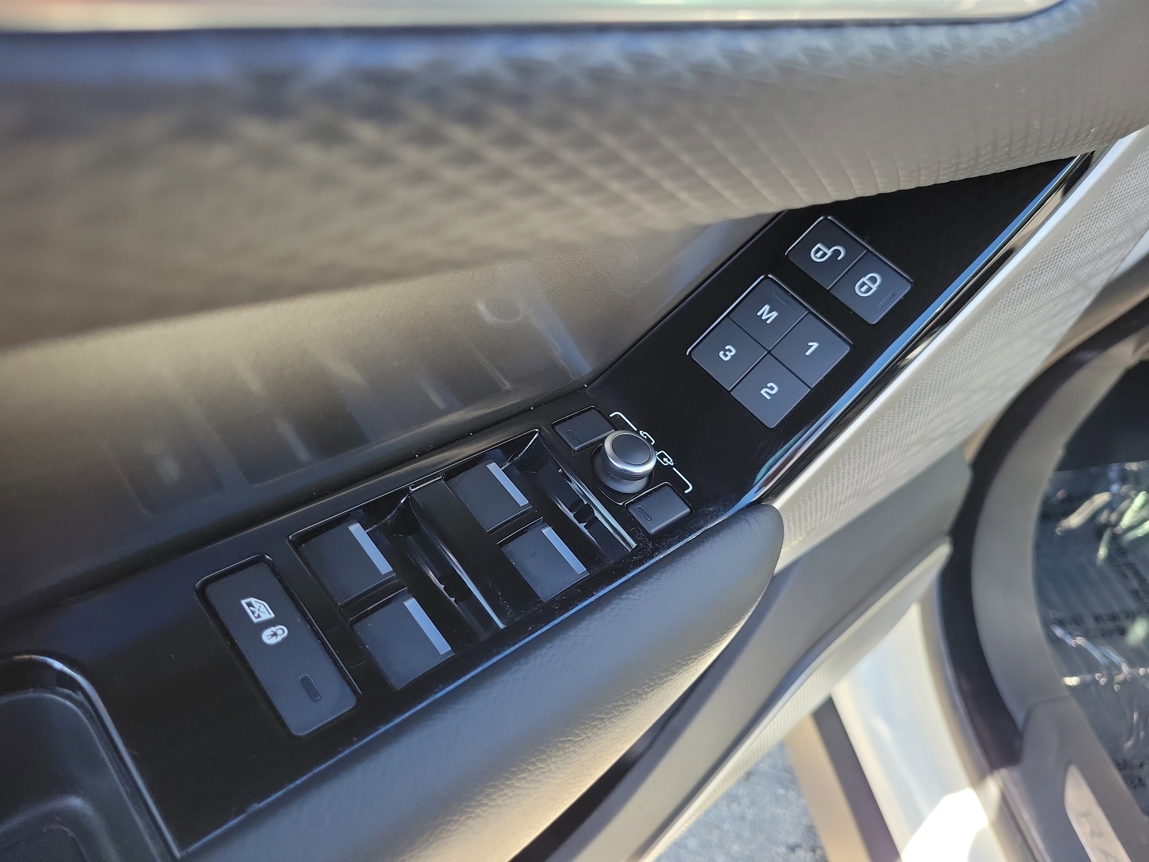 Used 2019 Land Rover Range Rover Velar S image 24