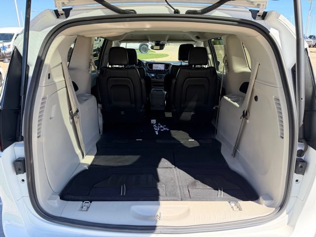 Used 2021 Chrysler Pacifica Touring-L FWD image 7