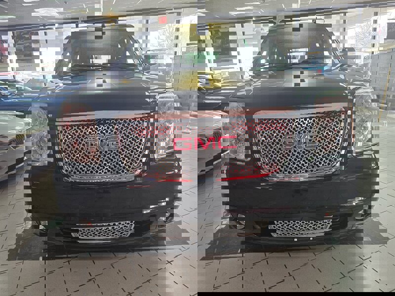 Used 2013 GMC Yukon XL Denali image 2