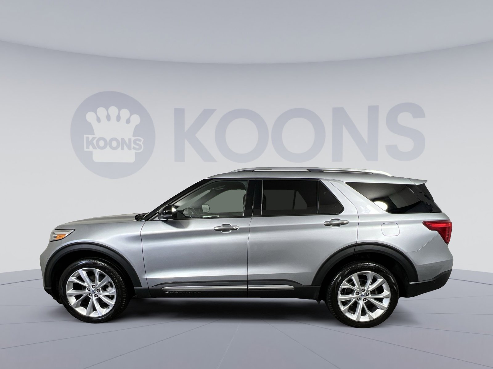 Used 2023 Ford Explorer Platinum w/ Premium Technology Package image 2
