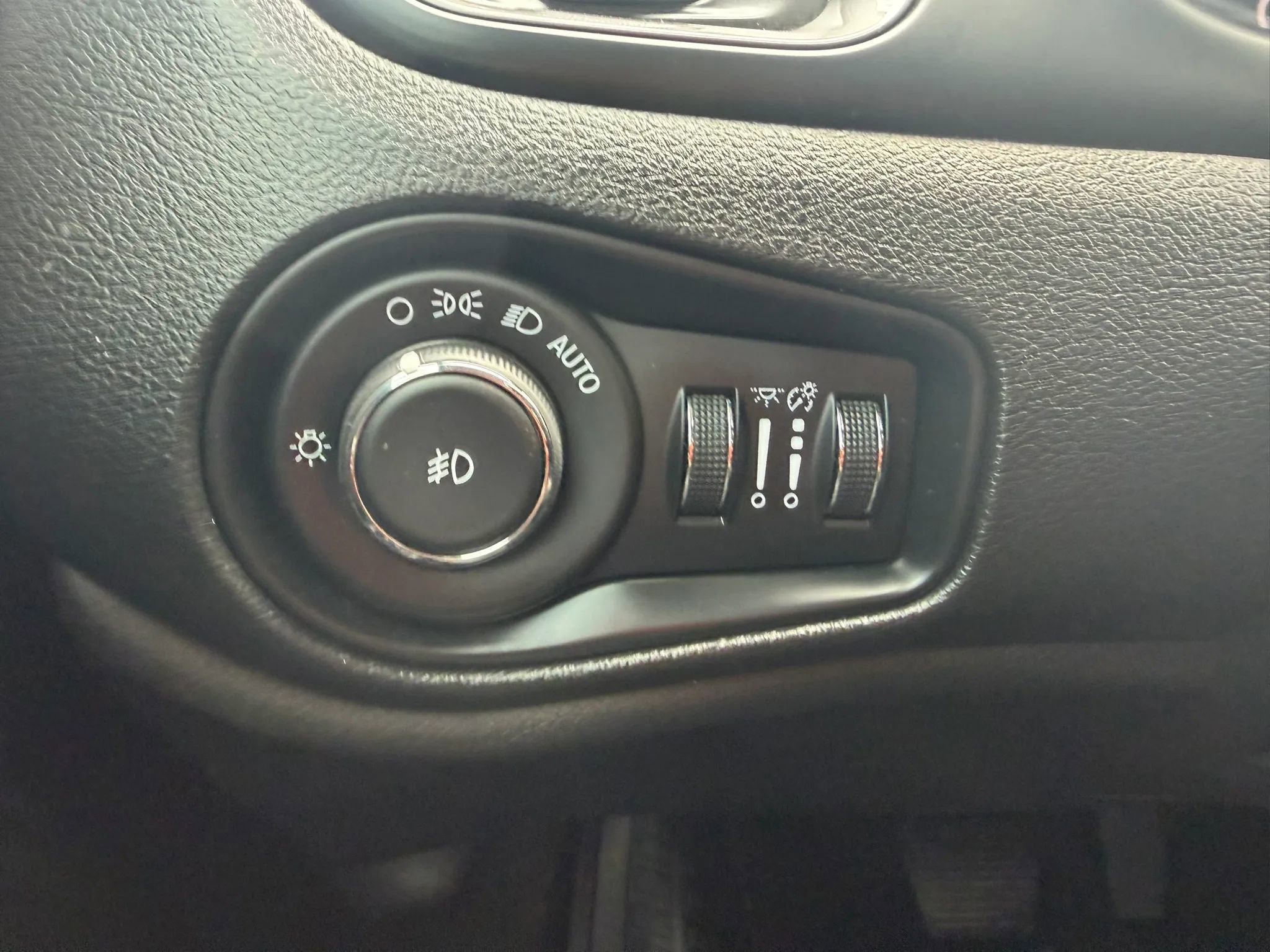 Used 2018 Jeep Renegade Limited FWD image 17