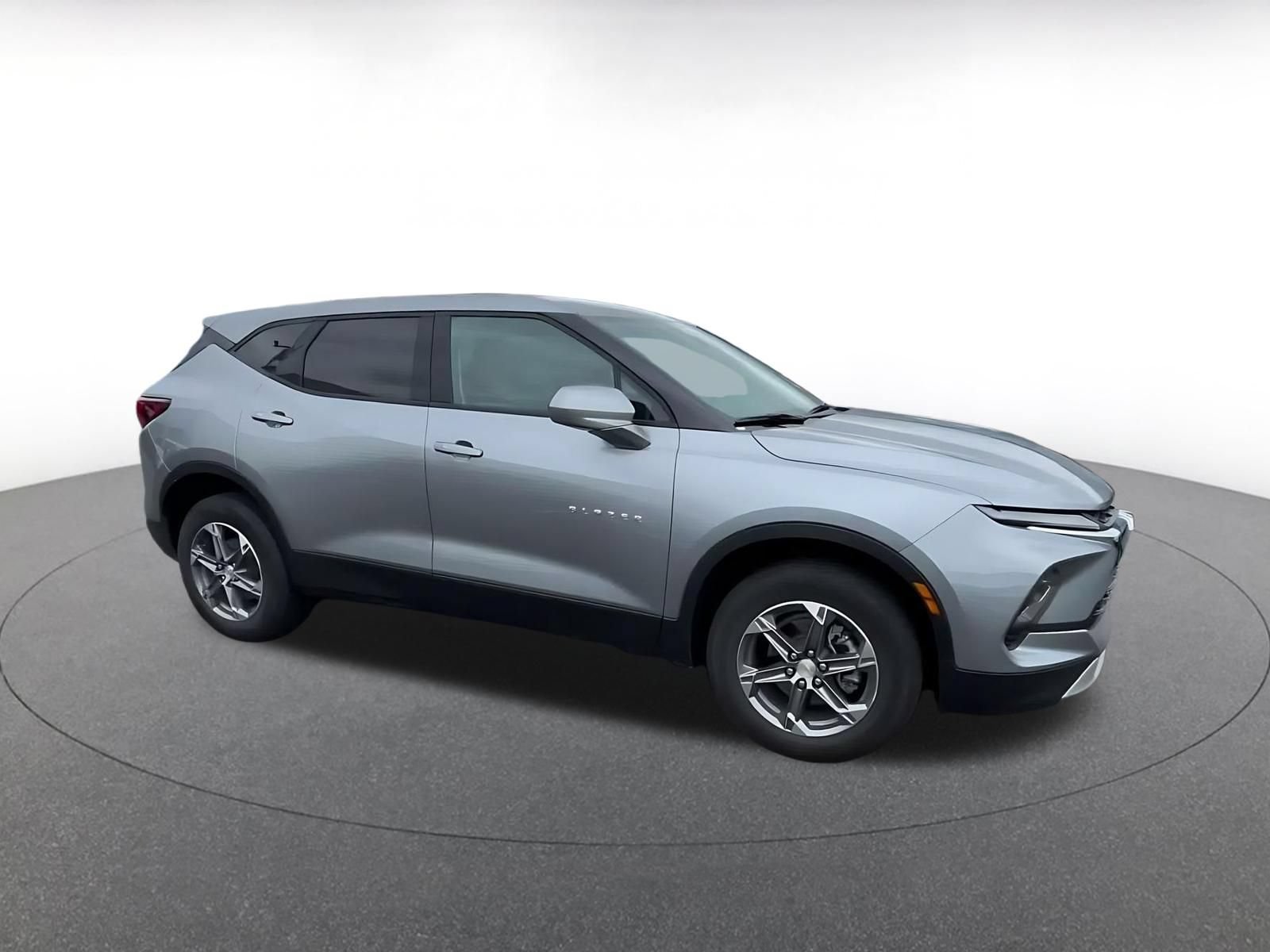Used 2026 Chevrolet Blazer LT FWD image 2