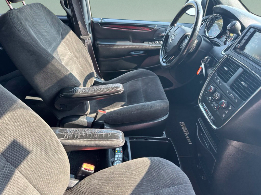 Used 2016 Dodge Grand Caravan SE FWD image 20