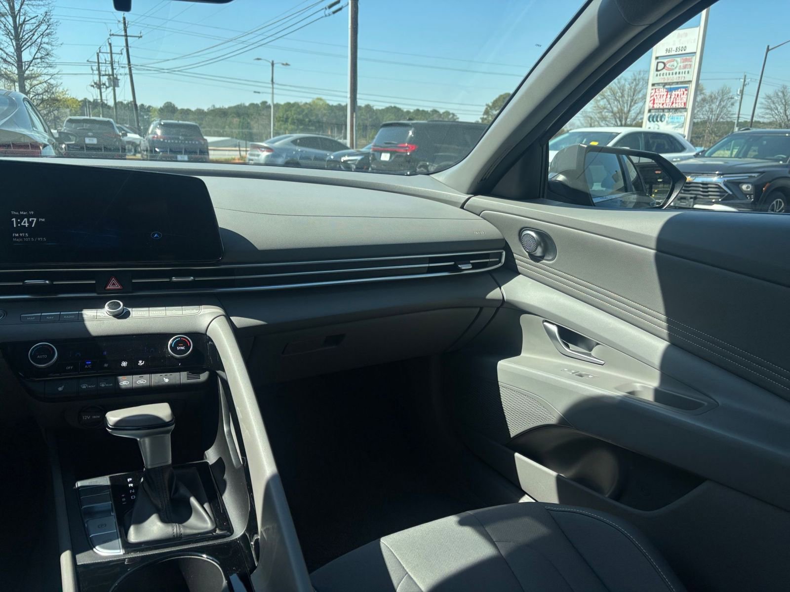 Used 2025 Hyundai Elantra SEL image 36