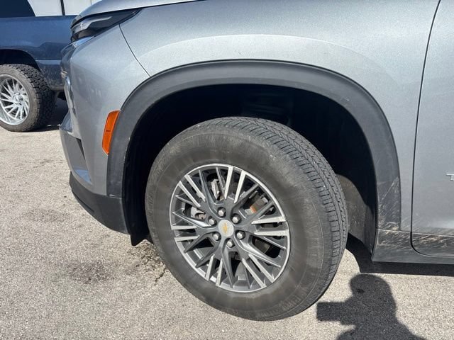 Used 2024 Chevrolet Traverse LT FWD image 3