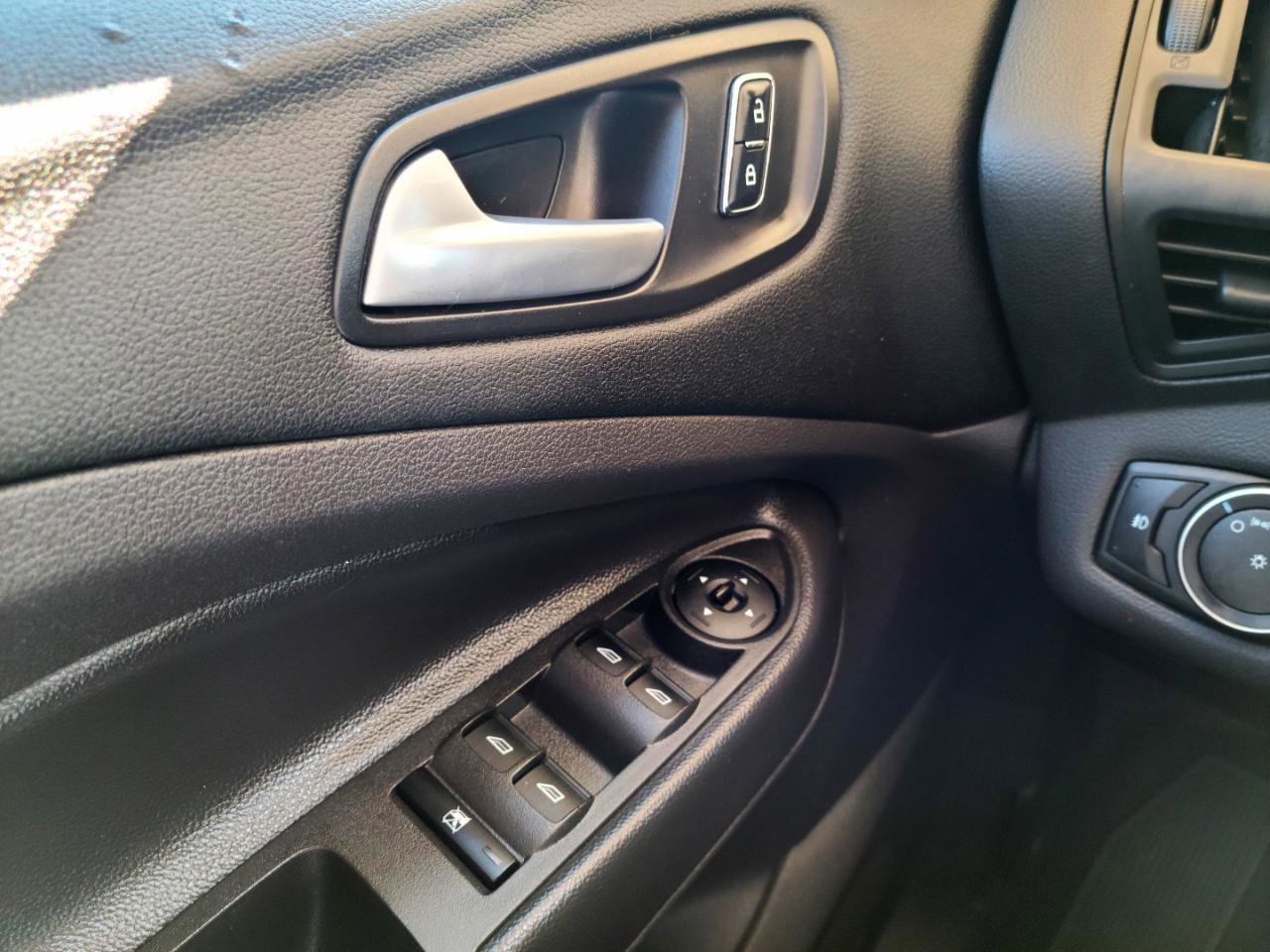 Used 2015 Ford Escape SE FWD image 12