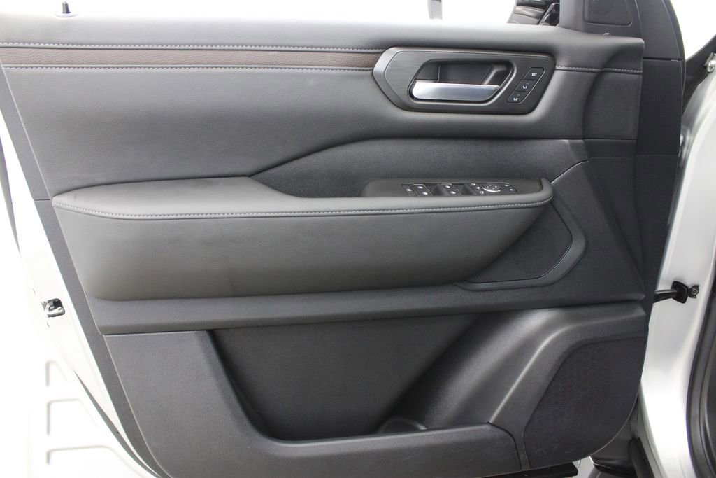 Used 2025 Nissan Armada SL w/ Captain's Chari Seat Package RWD image 17