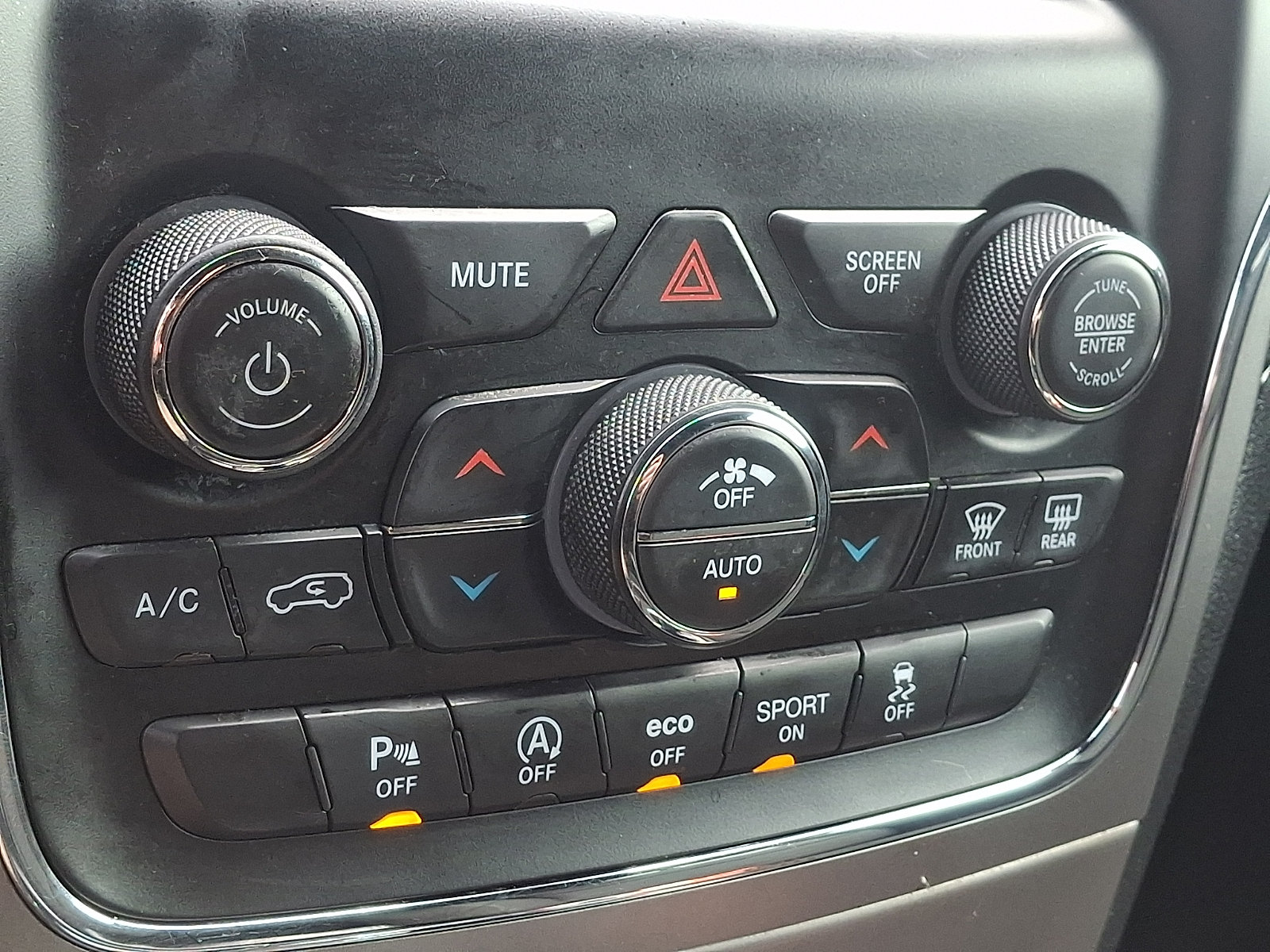 Used 2020 Jeep Grand Cherokee Laredo AWD/4WD image 15
