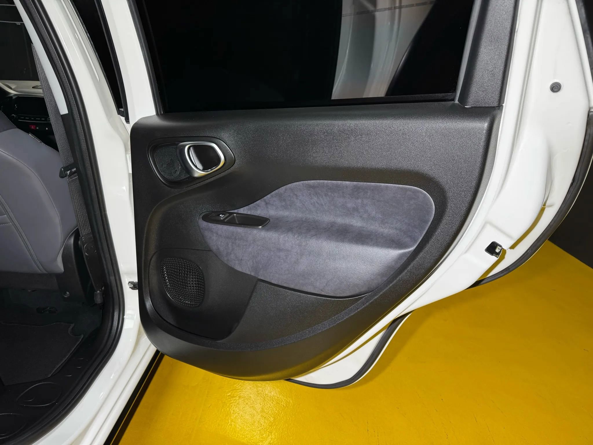 Used 2017 FIAT 500L Trekking w/ Dual-Pane Sunroof Package FWD image 20