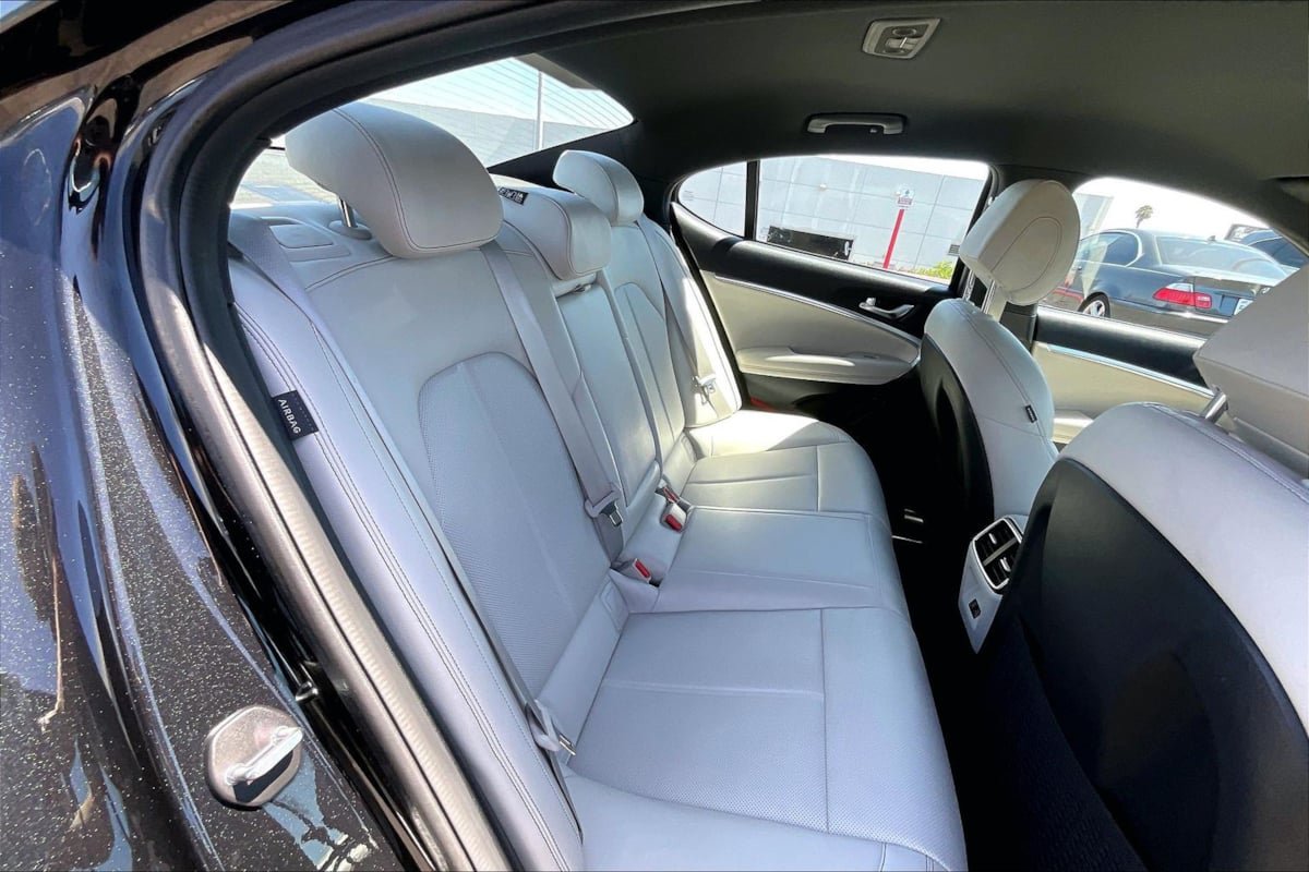 Used 2025 Genesis G70 2.5T RWD image 24