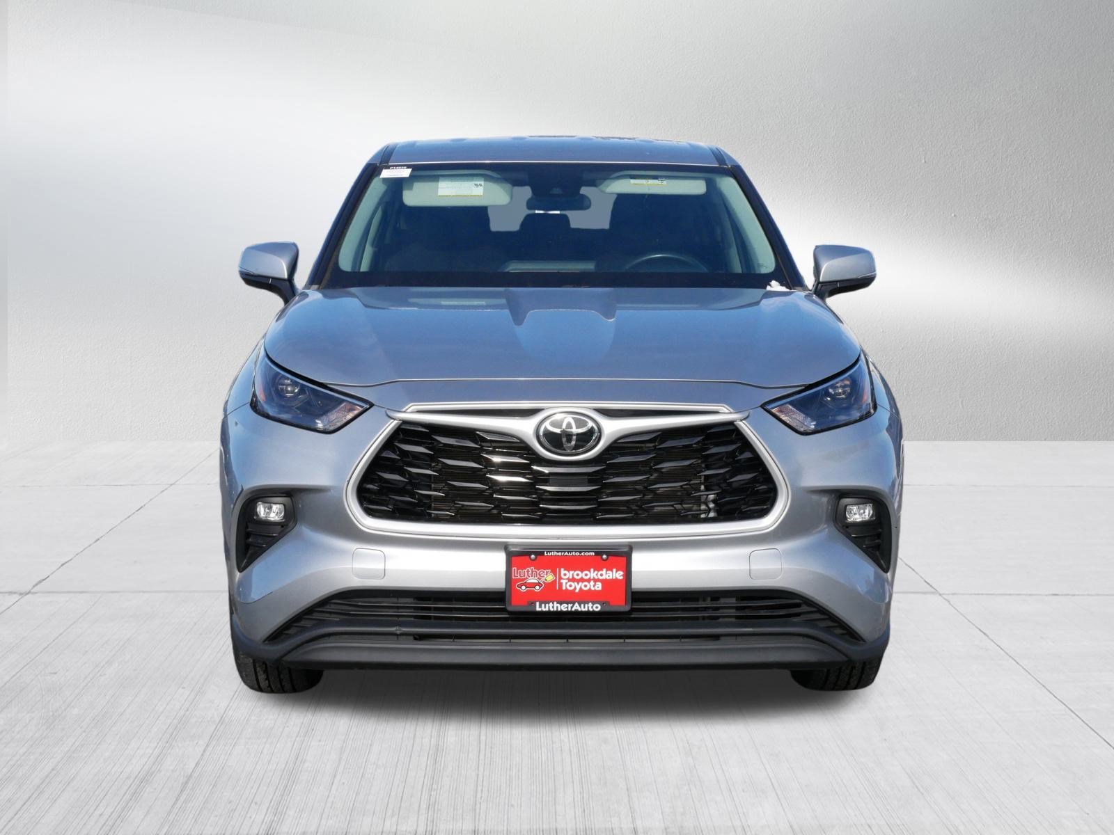 Used 2022 Toyota Highlander LE image 2