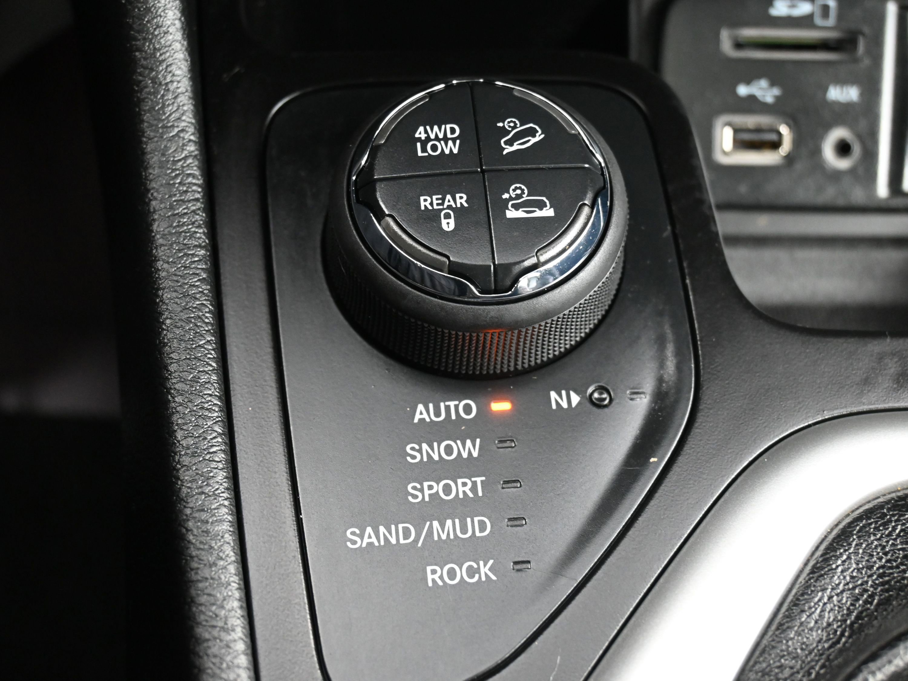 Used 2015 Jeep Cherokee Trailhawk w/ Comfort/Convenience Group image 42