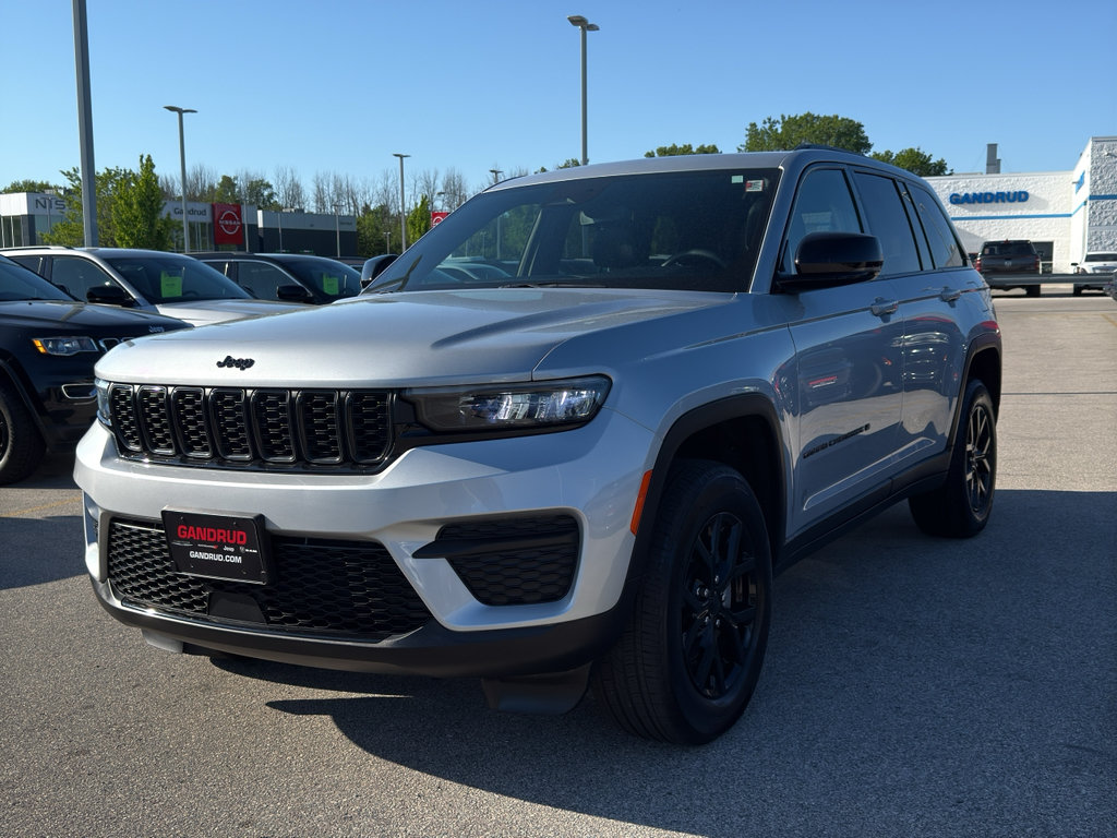 Used 2024 Jeep Grand Cherokee Altitude AWD/4WD image 2
