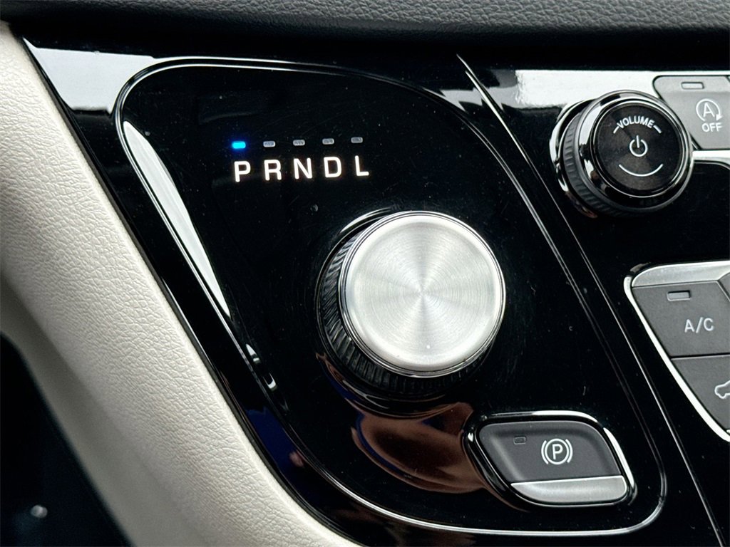 Used 2023 Chrysler Pacifica Touring-L image 20