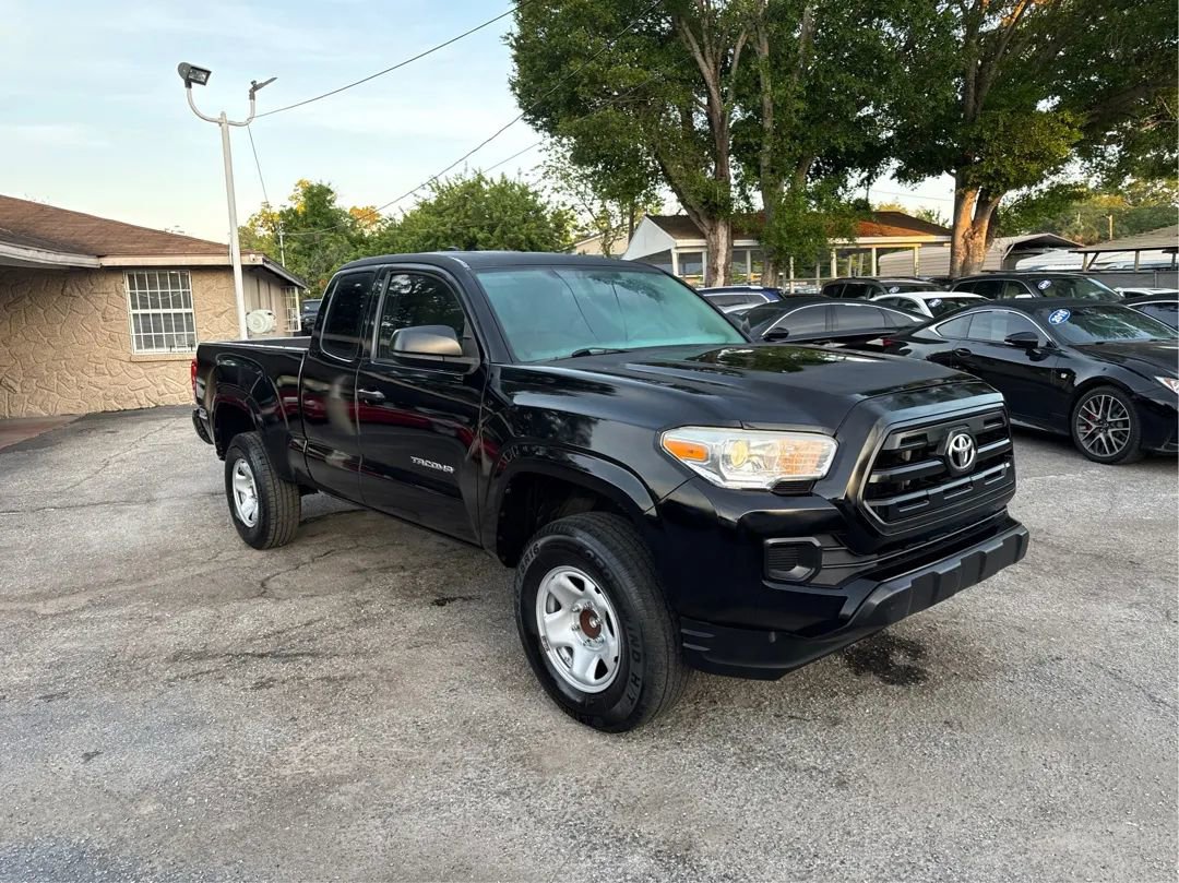 Used 2017 Toyota Tacoma SR image 3