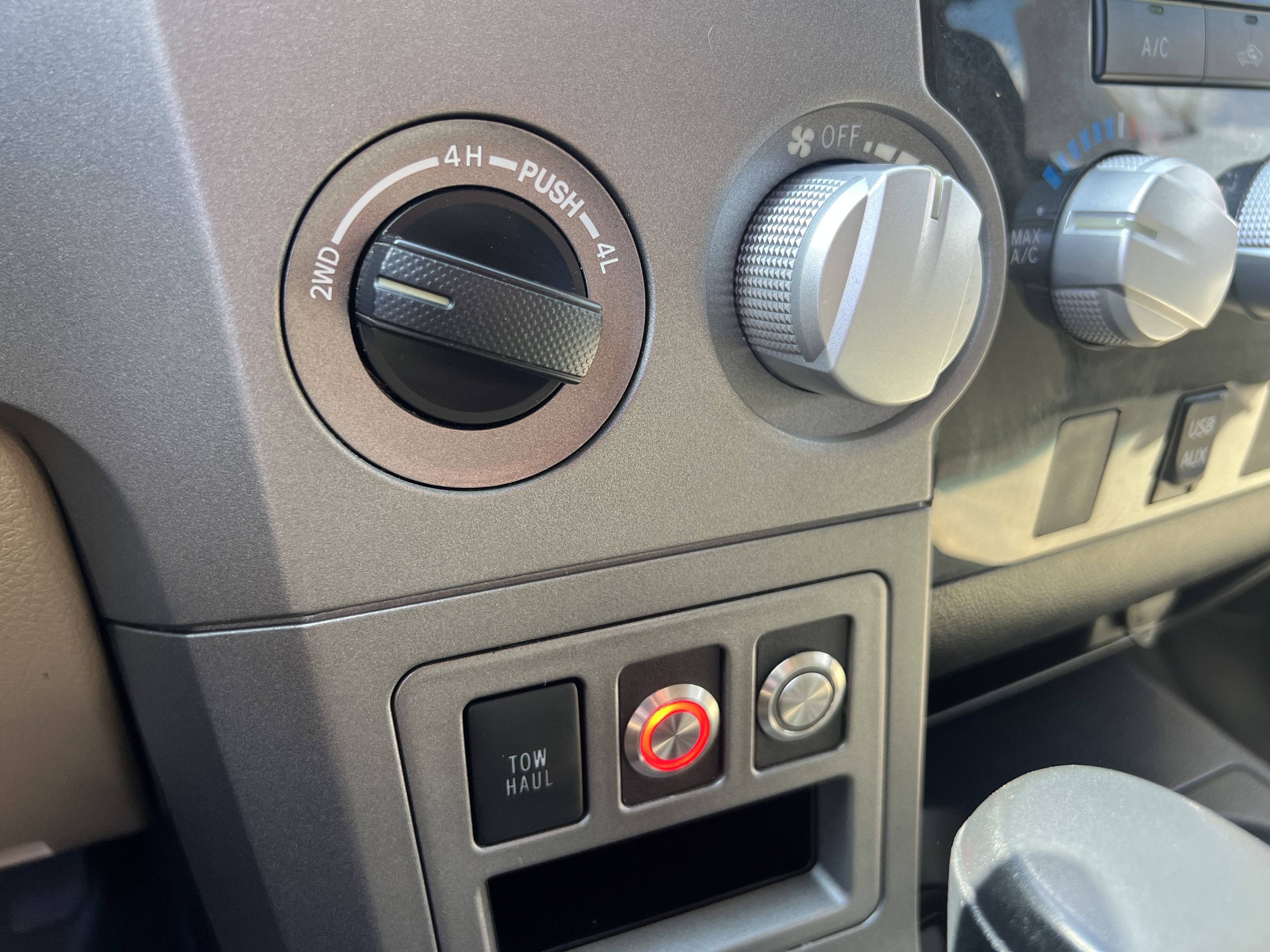 Used 2013 Toyota Tundra 4x4 CrewMax w/ SR5 Pkg image 31